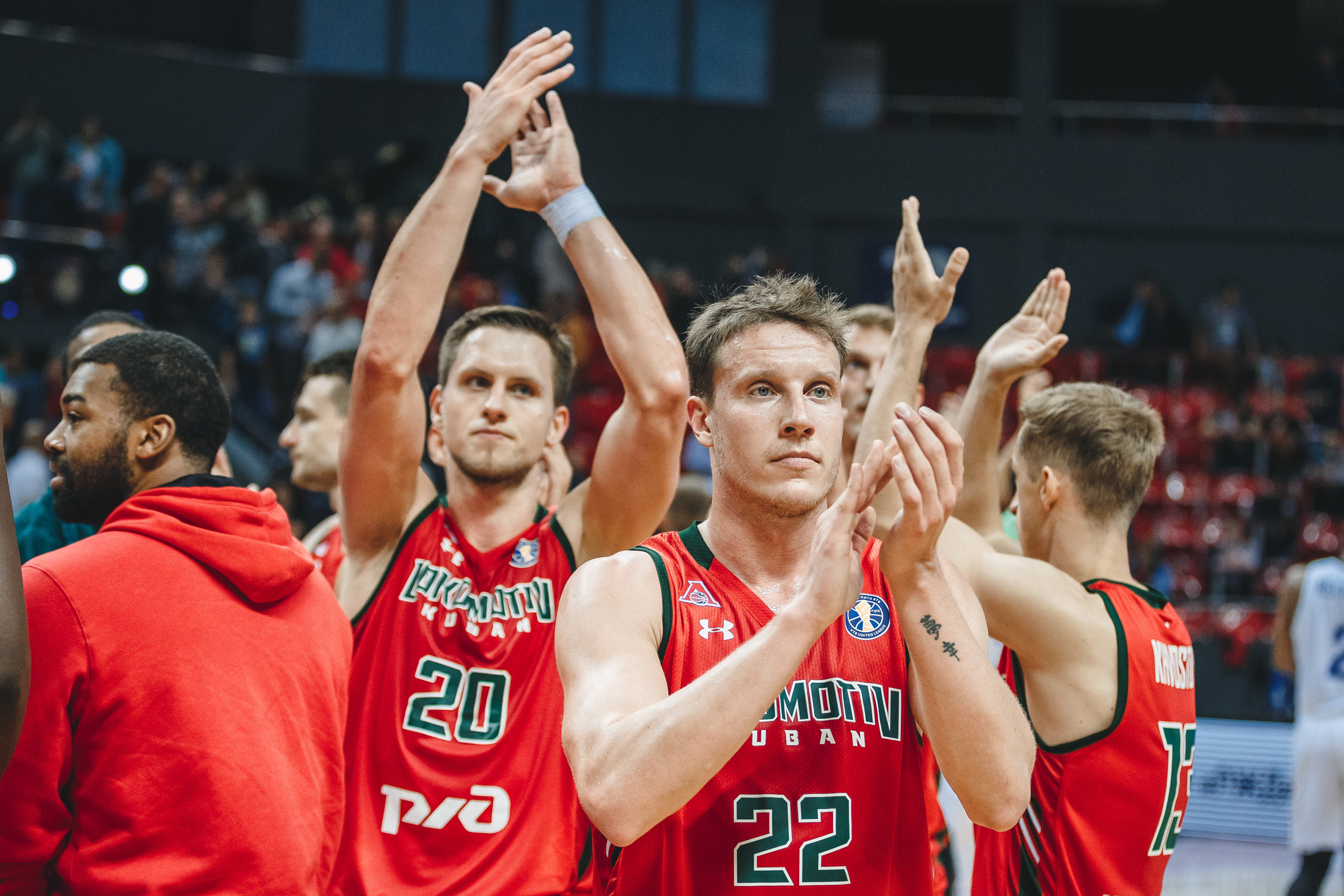 Локомотив-кубань баскетбольный клуб. Баскетболист локомотив кубань. Сайт баскетбольного клуба локомотив кубань. Шарф бк локомотив кубань. Баскет холл локомотив кубань.